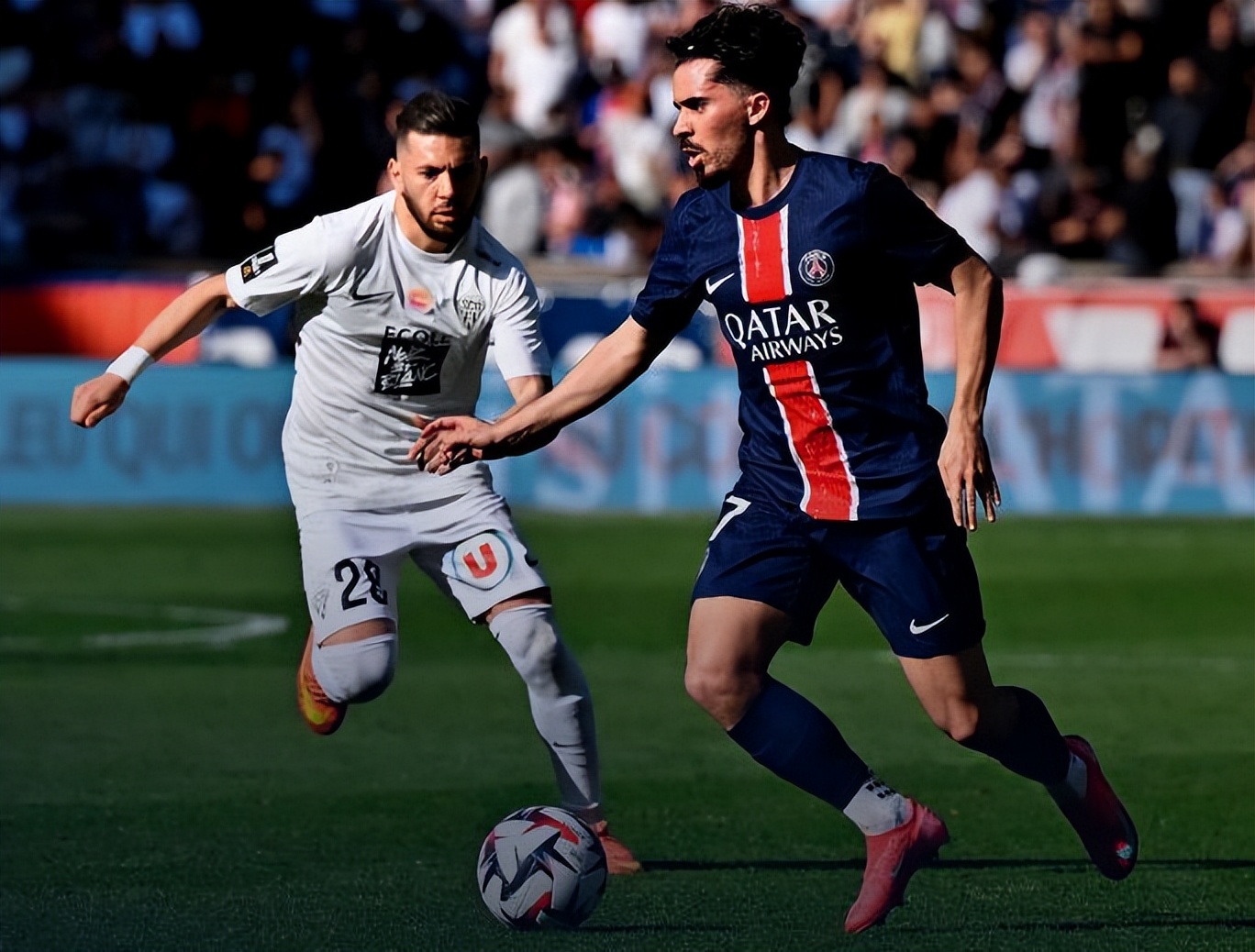 包含摩纳哥客场战胜巴黎圣日耳曼，取得关键胜利的词条