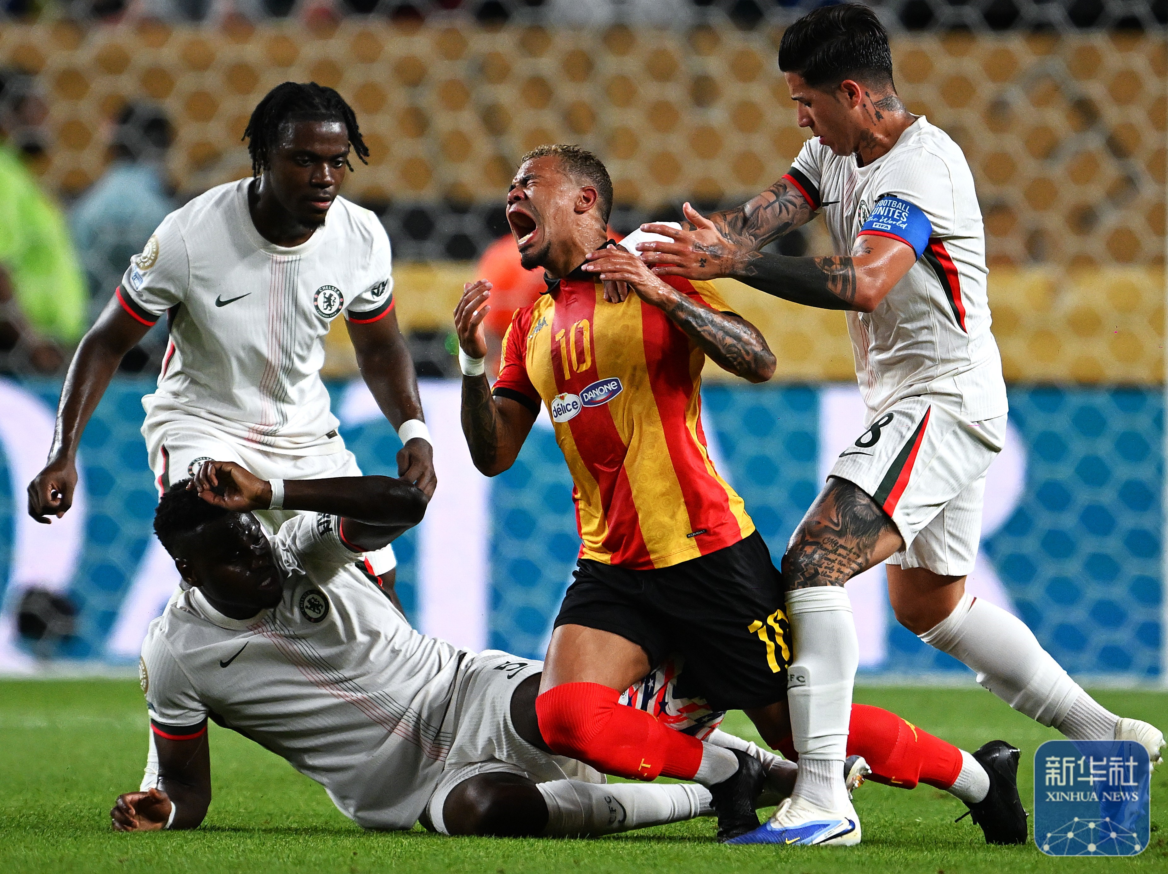 一场激烈的比赛中突围，获得宝贵的胜利的简单介绍