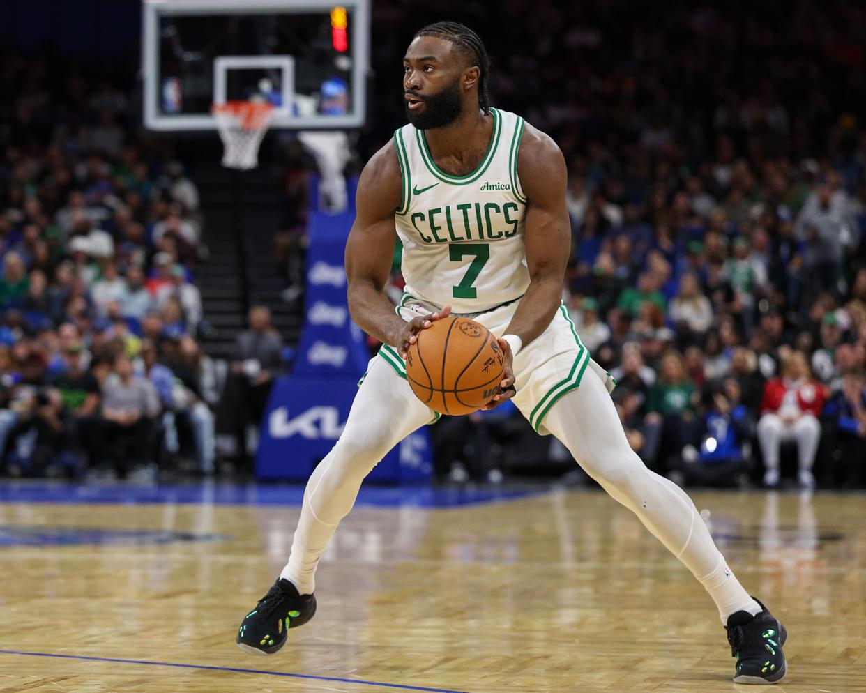 魔术鏖战巴西男篮，杰伦·布朗送出助攻的简单介绍