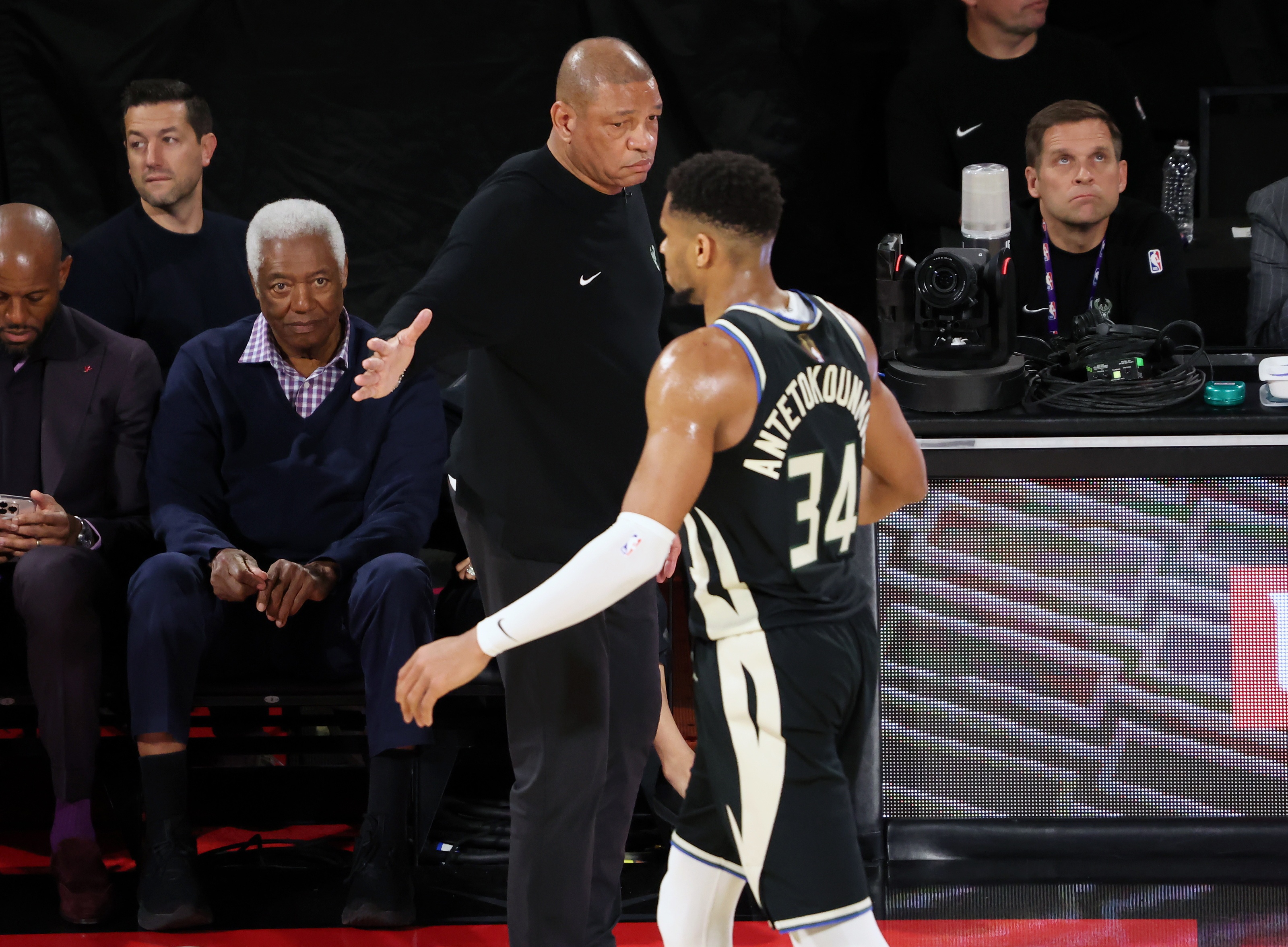 关于雄鹿击败公牛，字母哥全能表现震撼的信息