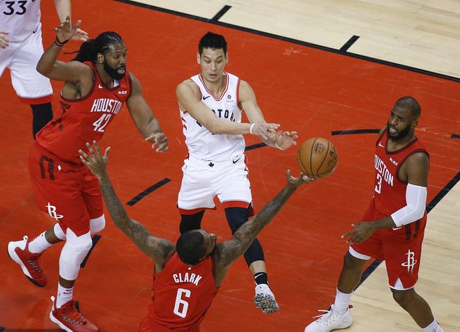 火箭逼平尼克斯，榜首不动摇