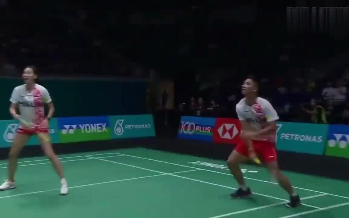 包含球星爆发！羽毛球赛场再现神级操作的词条