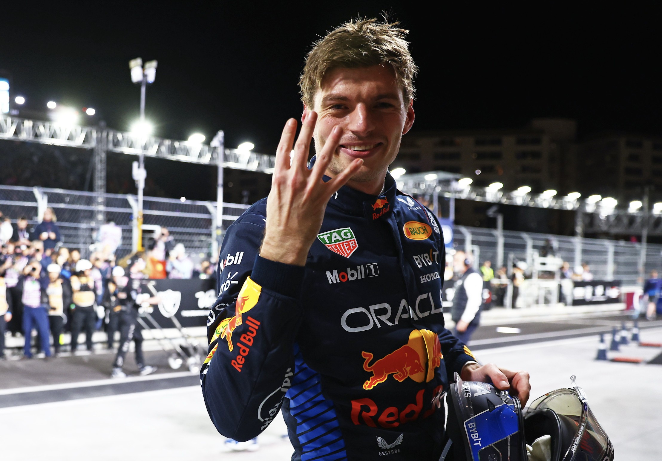 索伯车队轻取红牛二队，拉塞尔统治全场