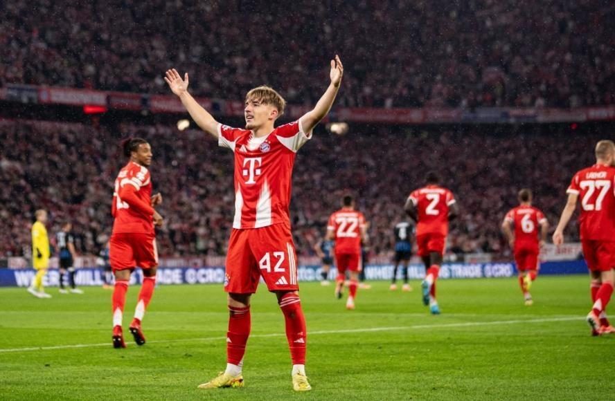 拜仁完胜里昂，若日尼奥统治全场