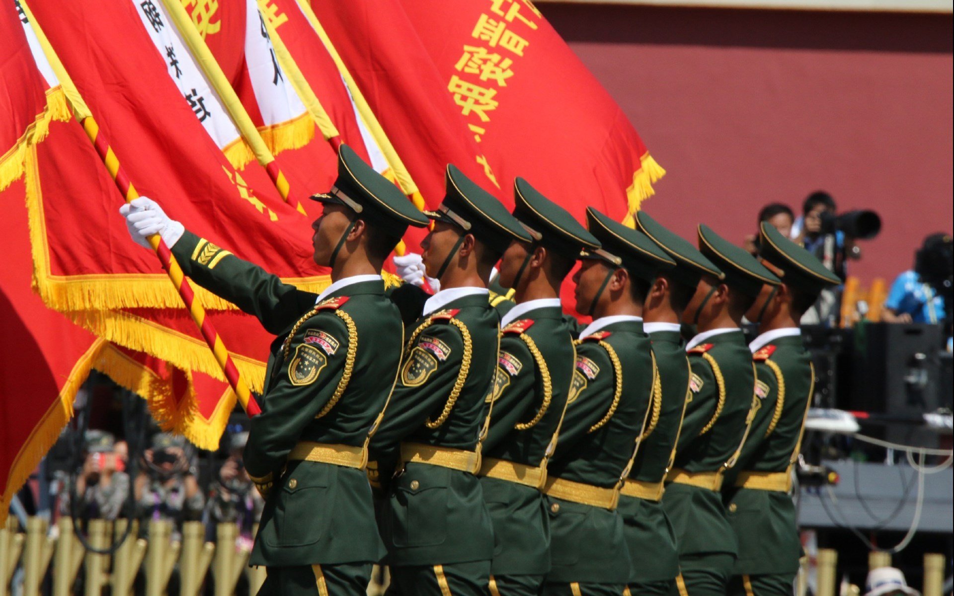 跨洲篮球风云,鹈鹕激战广东,爱德华兹欧冠称王